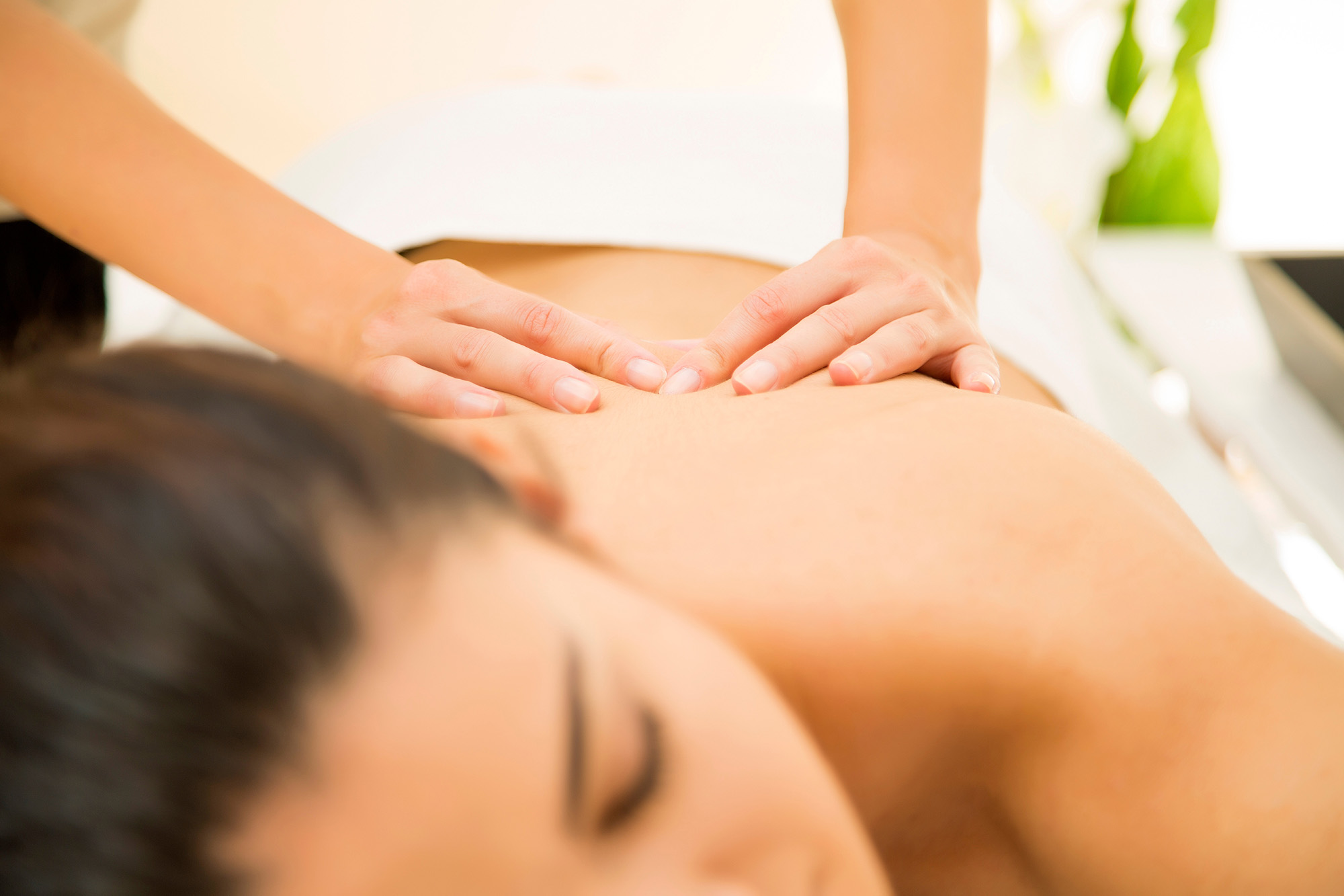 Femme recevant un massage bien-être