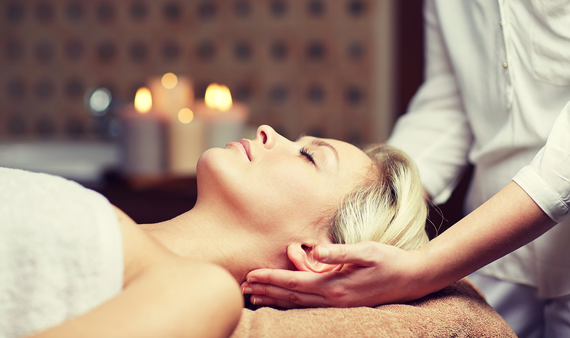 Femme allongée sur le dos recevant un massage