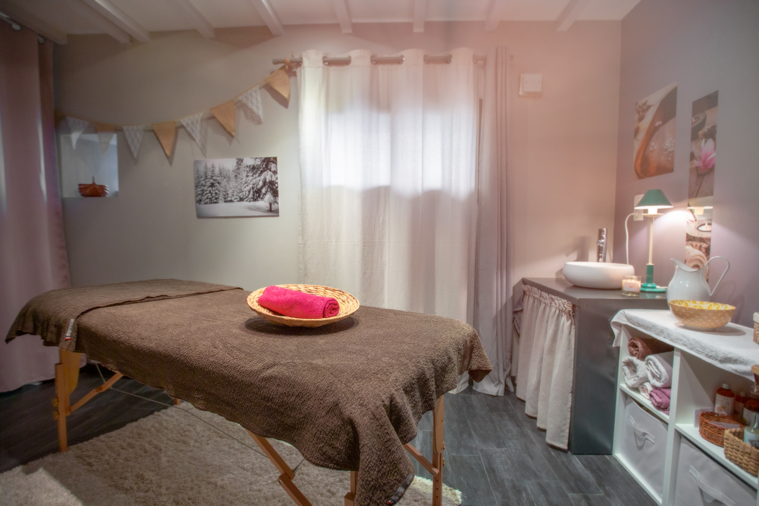 Table de massage et espace cocooning pour escapade bien-être